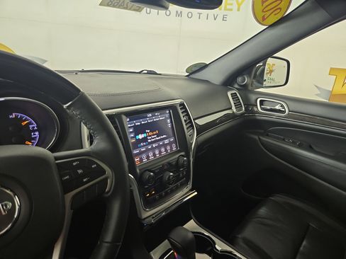Certified 2018 Jeep Grand Cherokee Overland w/ Interior Metal Package AWD/4WD image 26