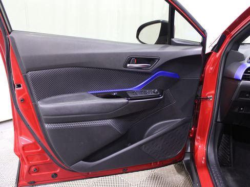 Used 2021 Toyota C-HR XLE image 6