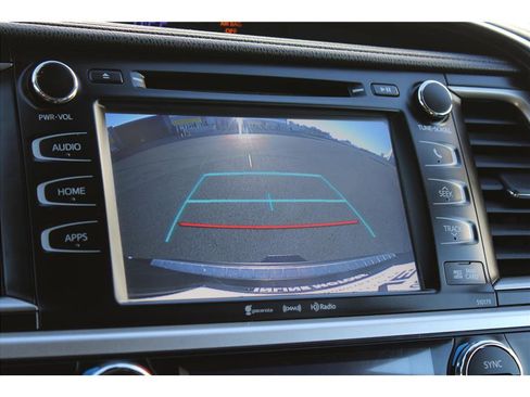 Used 2017 Toyota Highlander SE image 24