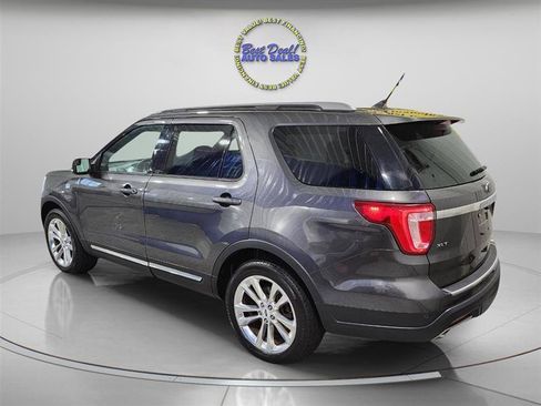 Used 2018 Ford Explorer XLT w/ Equipment Group 202A AWD/4WD image 4