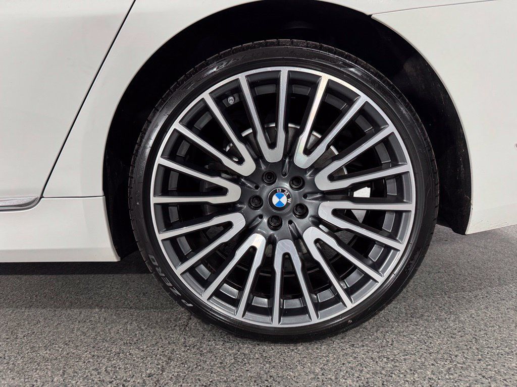 Used 2022 BMW 745e xDrive AWD/4WD image 13
