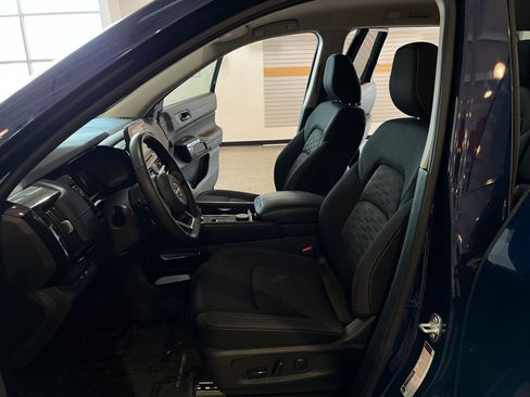Used 2025 Nissan Pathfinder SV AWD/4WD image 28