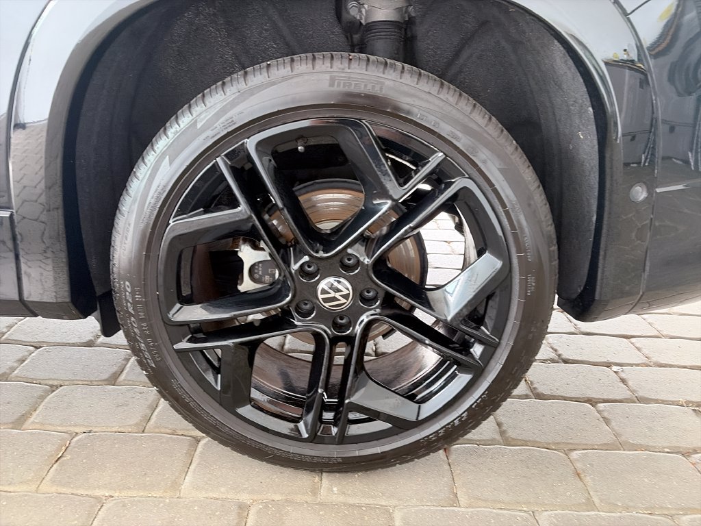 Certified 2025 Volkswagen Tiguan SE R-Line FWD image 41
