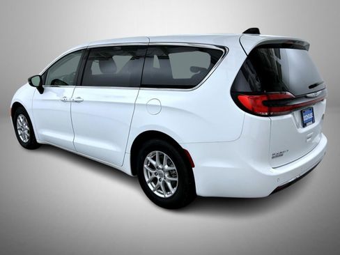 Used 2024 Chrysler Pacifica Touring-L FWD image 7