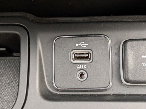 Used 2019 Jeep Cherokee Limited image 27