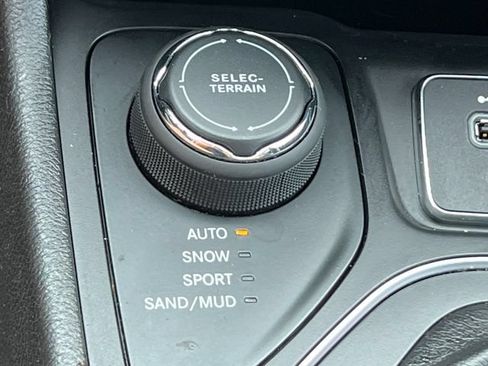 Used 2019 Jeep Cherokee Latitude Plus w/ Cold Weather Group AWD/4WD image 26