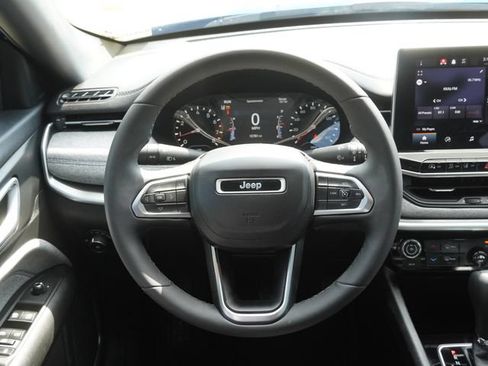 Used 2023 Jeep Compass Latitude AWD/4WD image 17