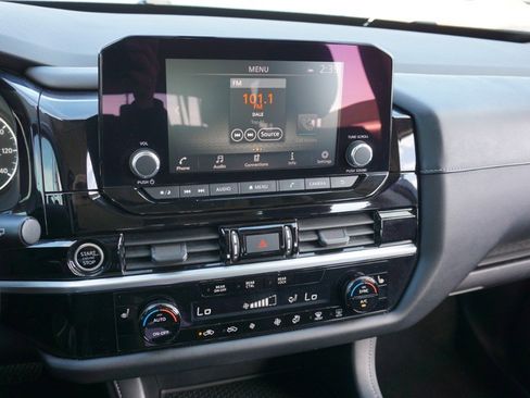 Used 2022 Nissan Pathfinder SV image 16