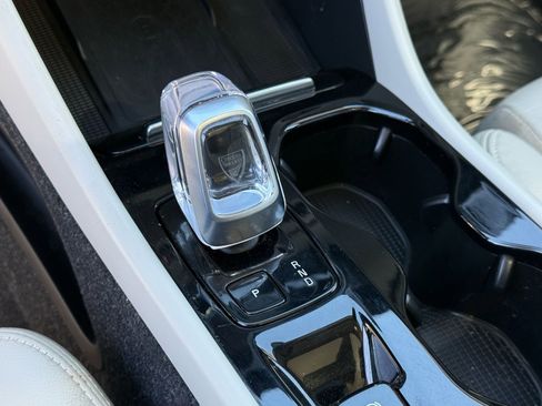 Used 2023 Volvo XC40 B4 Ultimate image 25