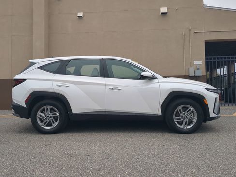 Certified 2025 Hyundai Tucson SE image 3