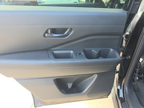 Used 2025 Nissan Pathfinder SV FWD image 16