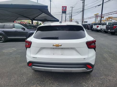 Used 2025 Chevrolet Trax LT w/ LT Convenience Package image 12