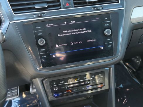 Used 2022 Volkswagen Tiguan SE R-Line image 17