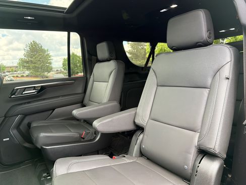 Used 2025 Chevrolet Suburban Z71 w/ Comfort Package AWD/4WD image 9
