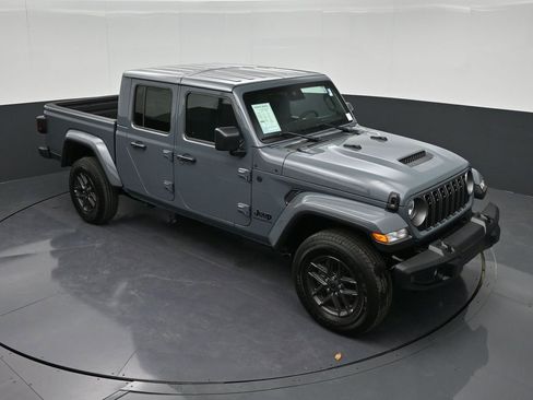 Used 2025 Jeep Gladiator Sport image 16