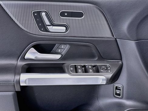 Used 2023 Mercedes-Benz GLB 250 image 21