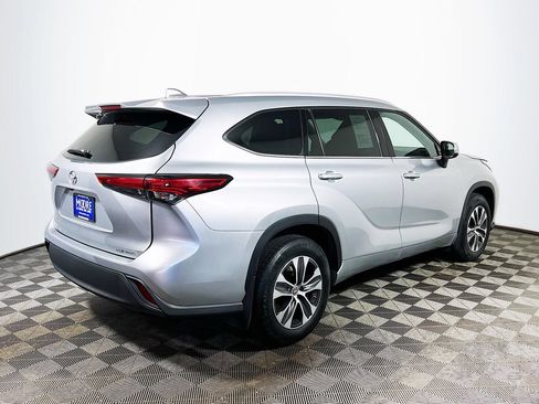 Used 2022 Toyota Highlander XLE AWD/4WD image 7