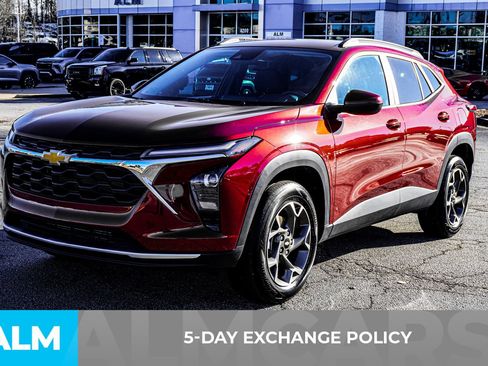 Used 2025 Chevrolet Trax LT w/ LT Convenience Package image 5