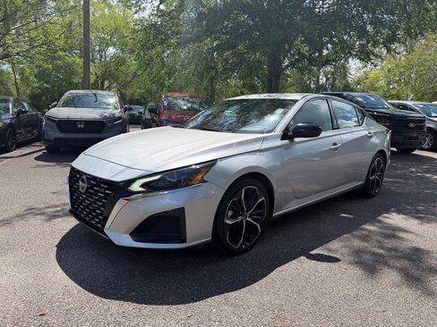 Used 2024 Nissan Altima 2.5 SR FWD image 3