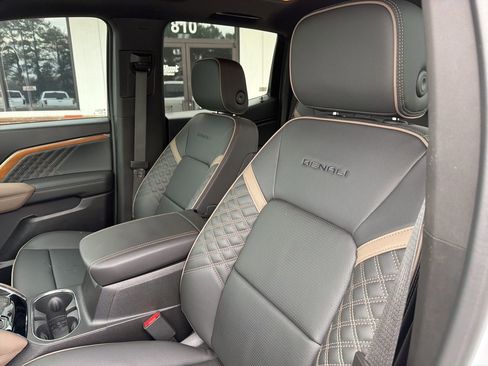 Used 2024 GMC Canyon Denali image 3