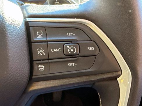 Used 2023 Jeep Grand Cherokee Limited w/ Black Appearance Package image 11