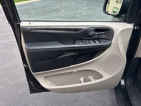 Used 2015 Chrysler Town & Country Touring FWD image 17