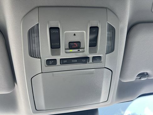 Used 2025 Toyota Highlander XLE FWD image 28