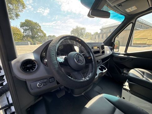 Used 2025 Mercedes-Benz Sprinter 2500 image 17