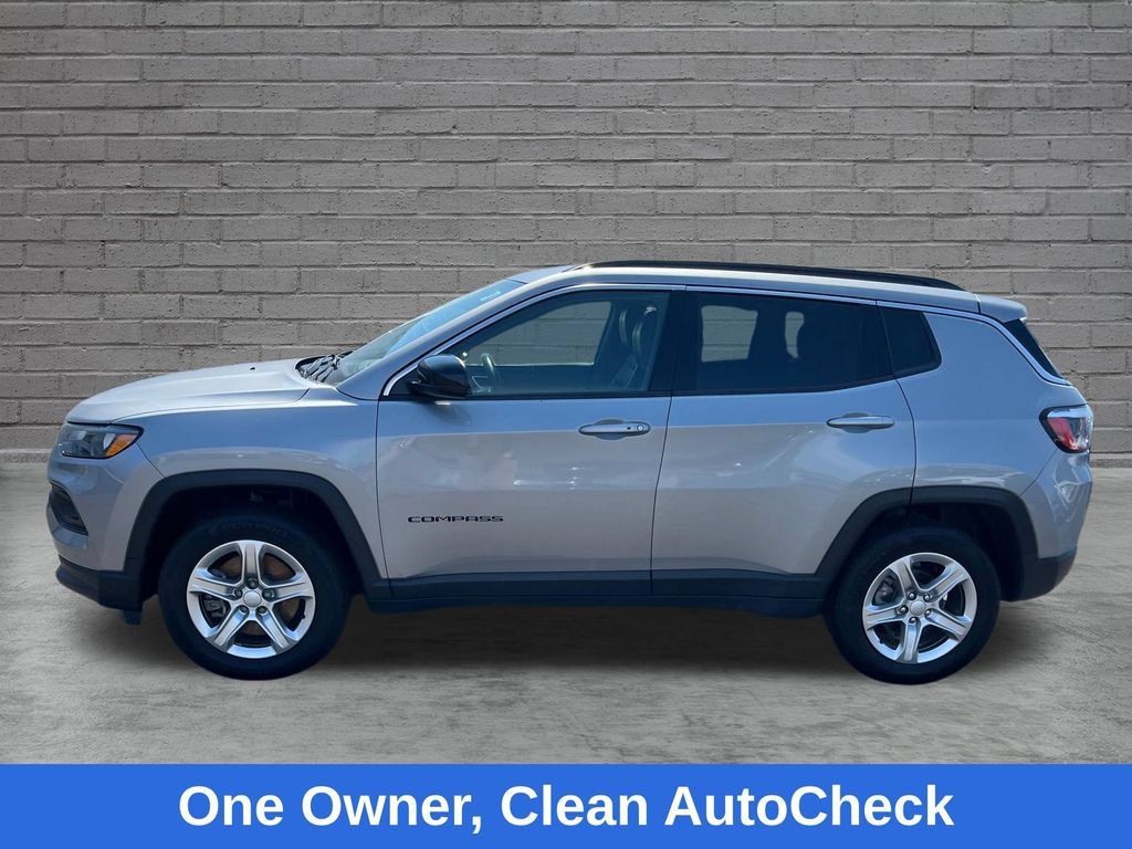 Used 2023 Jeep Compass Latitude w/ Convenience Group AWD/4WD image 2