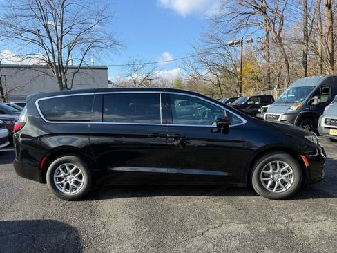 New 2026 Chrysler Pacifica Select image 8