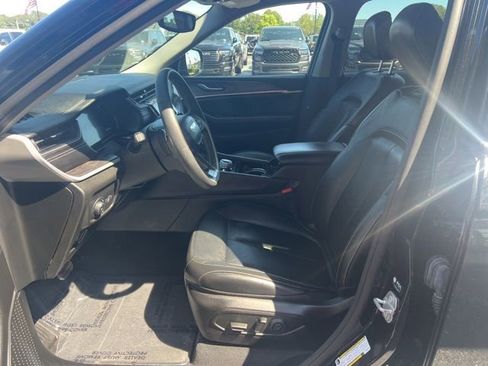 Used 2023 Jeep Grand Cherokee Limited w/ Black Appearance Package AWD/4WD image 7