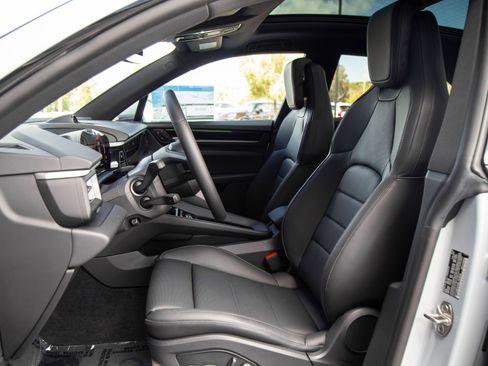 Used 2025 Porsche Macan 4S Electric AWD/4WD image 5