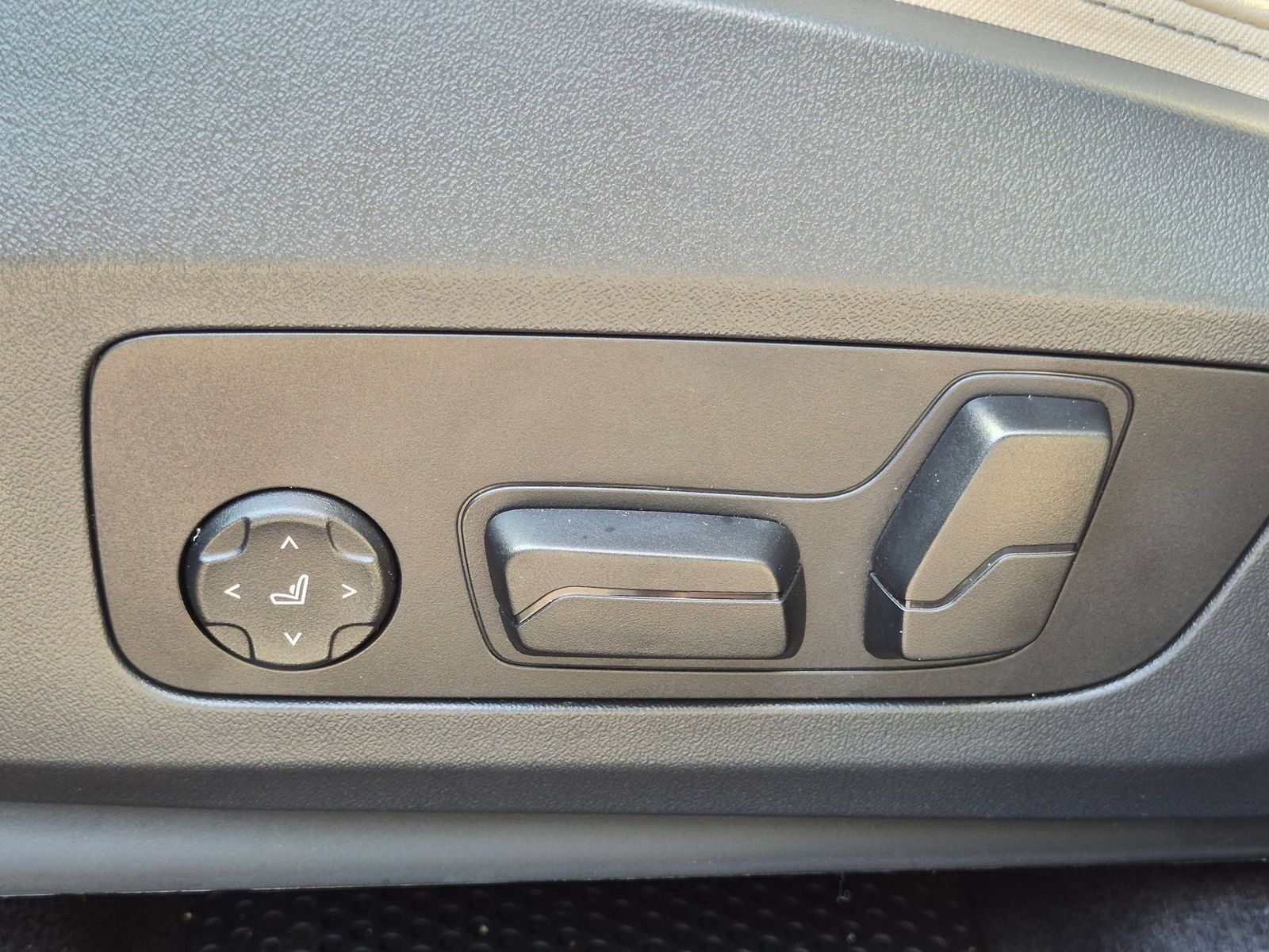 Used 2025 BMW X1 xDrive28i w/ Technology Package AWD/4WD image 16