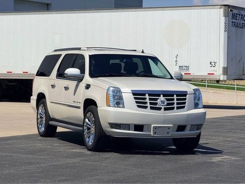 Used 2011 Cadillac Escalade ESV Luxury AWD/4WD image 3