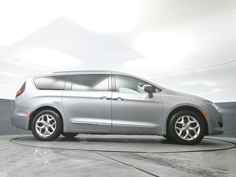 Used 2018 Chrysler Pacifica Touring-L w/ Tire & Wheel Group image 23