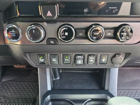 Used 2018 Toyota Tacoma TRD Off-Road w/ Technology Package AWD/4WD image 20
