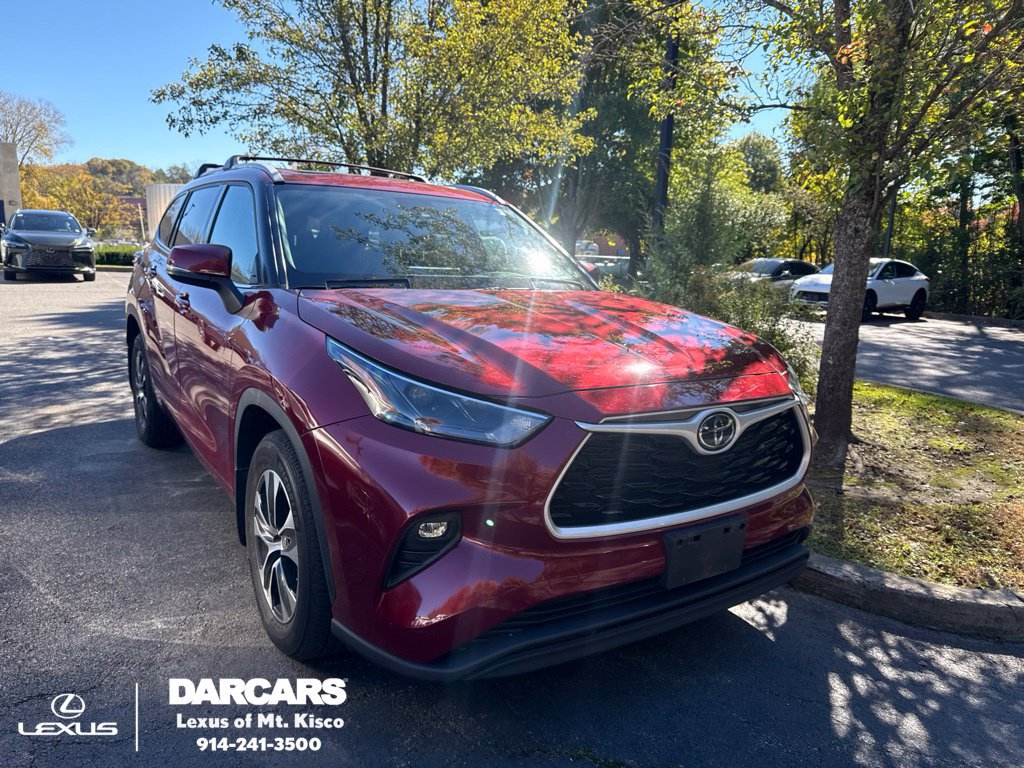 Used 2022 Toyota Highlander XLE AWD/4WD image 1