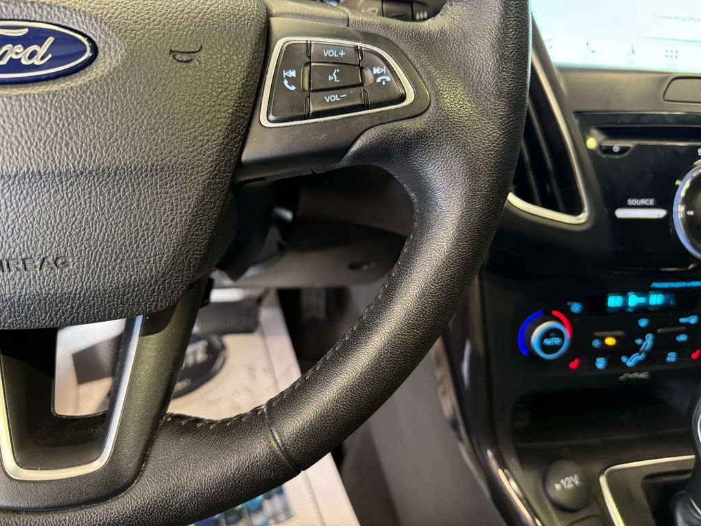 Used 2018 Ford Focus Titanium w/ Titanium Technology Package FWD image 12