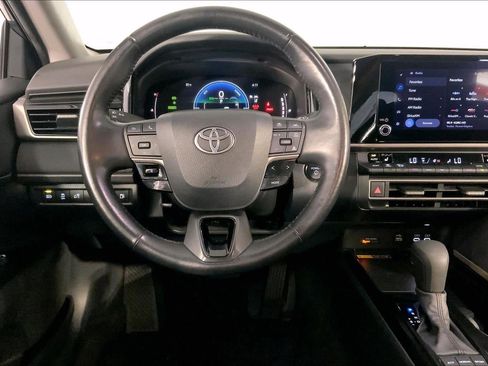 Used 2025 Toyota Camry LE AWD/4WD image 5