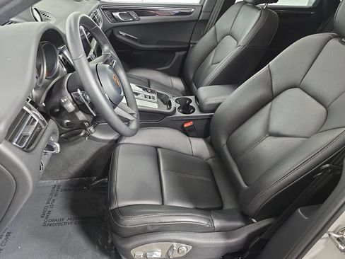 Certified 2026 Porsche Macan AWD/4WD image 5