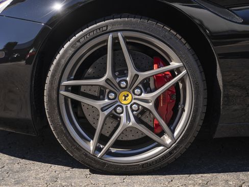 Used 2015 Ferrari California T image 21