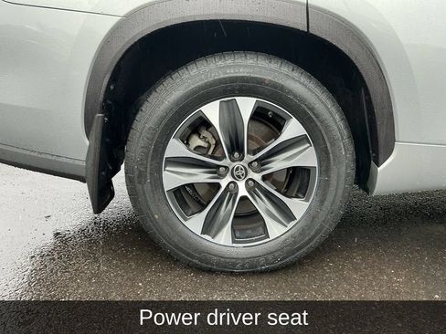 Used 2020 Toyota Highlander XLE AWD/4WD image 9