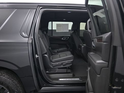 Used 2023 Chevrolet Suburban Z71 w/ Luxury Package AWD/4WD image 28