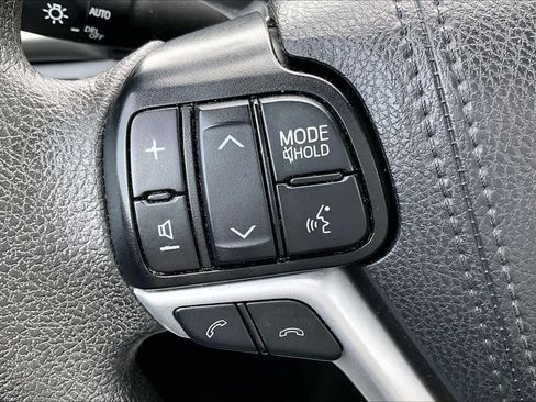 Used 2019 Toyota Highlander LE image 19