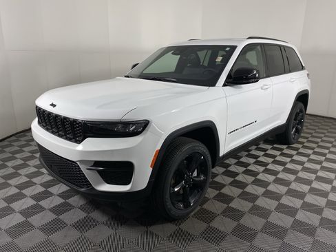 New 2025 Jeep Grand Cherokee Altitude image 11