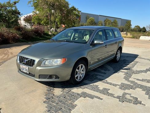 Used 2008 Volvo V70 FWD image 1