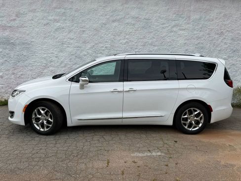 Used 2017 Chrysler Pacifica Limited w/ UConnect Theater Package FWD image 4