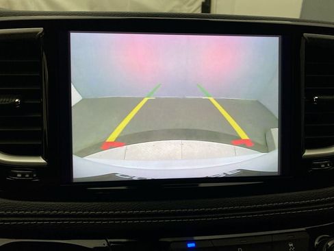 Used 2023 Chrysler Pacifica Touring-L FWD image 18