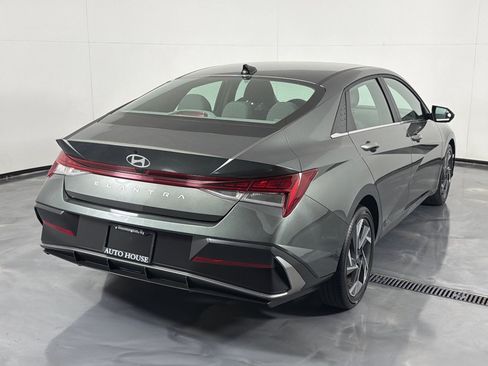 Used 2025 Hyundai Elantra SEL FWD image 4