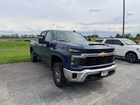 Used 2024 Chevrolet Silverado 2500 LT AWD/4WD image 3